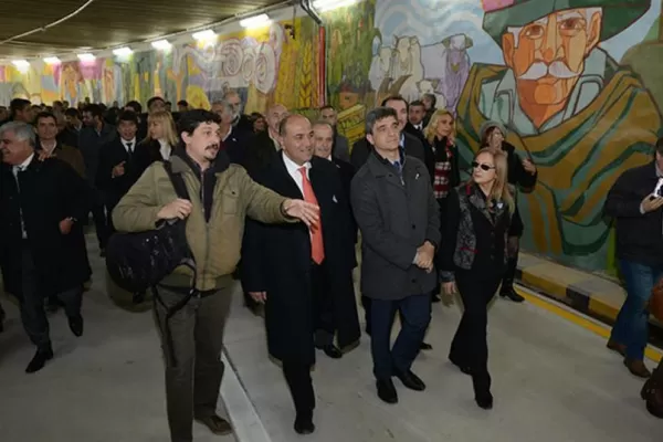 El año electoral se coló en el túnel de la Mendoza, y Manzur lo inauguró sin Alfaro
