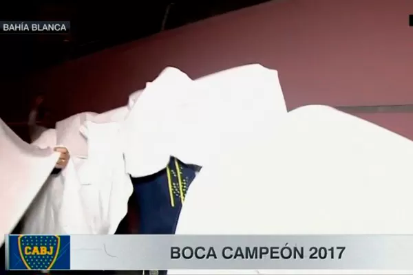 Vestidos de fantasmas, los jugadores de Boca salieron a festejar con los hinchas