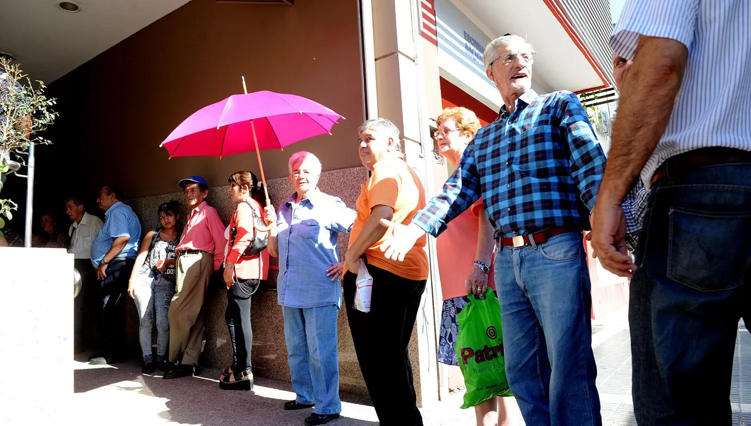 Jubilados hacen fila para poder cobrar. FOTO DE ARCHIVO.