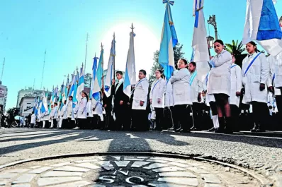 Los chicos prometieron fidelidad a la bandera y los políticos cruzaron críticas a las gestiones