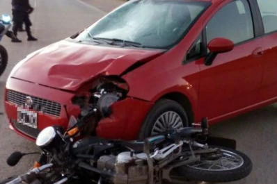 Alderetes: un violento choque entre un auto y una moto dejó dos heridos