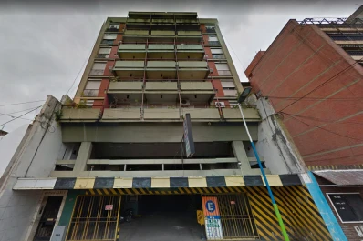 Una mujer cayó por el hueco de un ascensor desde un cuarto piso