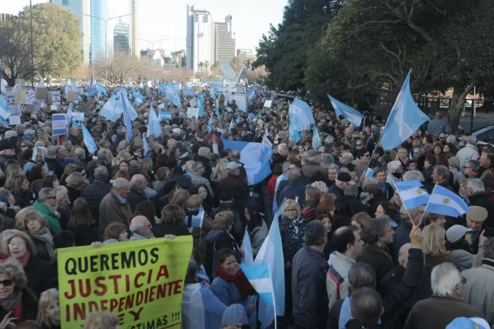 MULTITUD. Los manifestantes se reunieron frente a los tribunales, en Retiro. dyn