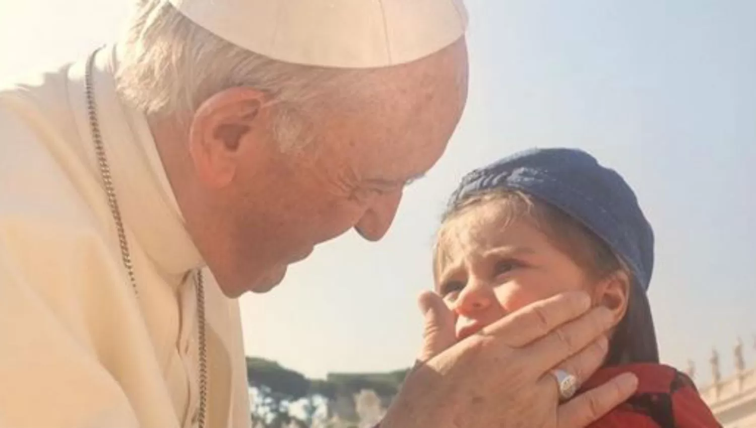 PARA EL RECUERDO. Francisco y el pequeño niño tucumano, en el Vaticano. IMAGEN TOMADA DE FACEBOOK