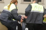 Video: entre 10 policías tuvieron que contener a los hermanos Cabrera