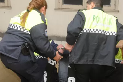 Video: entre 10 policías tuvieron que contener a los hermanos Cabrera