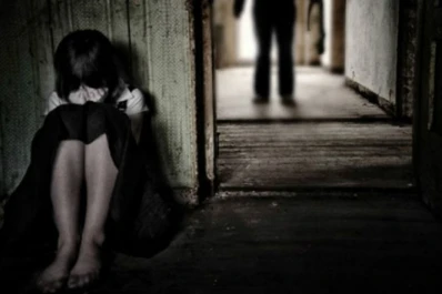 El juego de los papelitos: detuvieron a dos hombres por abusar de menores adictas a las drogas