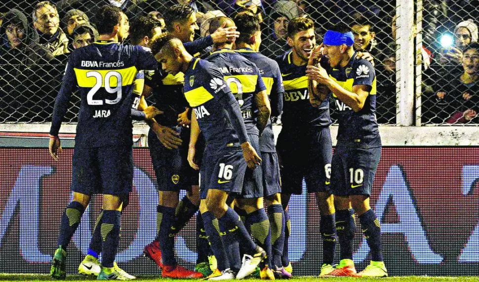 TODOS CON ÉL. Ricardo Centurión, con venda azul en su cabeza, es saludado por sus compañeros luego de marcar el primer gol de los “Xeneizes” en el partido frente a Olimpo, en Bahía Blanca. dyn