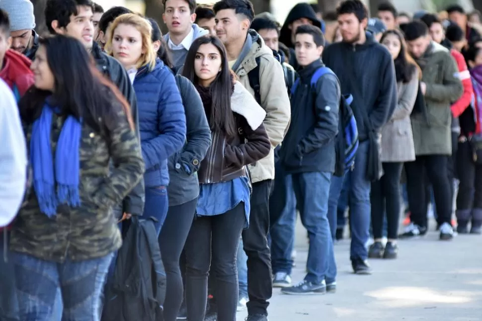 ESTIMACIÓN. Seis de cada 10 jóvenes consideran que la edad es una limitante para conseguir un puesto, según un sondeo de Adecco Argentina. dyn