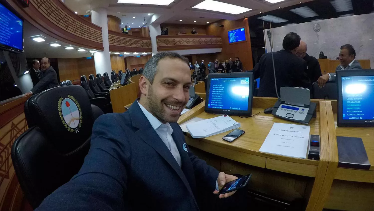 MARCELO DITINIS. El legislador se toma una selfie durante una sesión. ARCHIVO