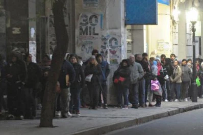 Explicaron por qué se forman largas filas en la puerta de la Anses