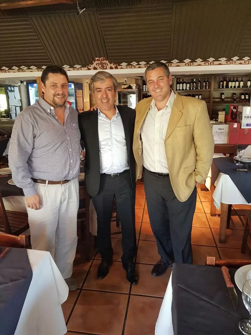 ASADO Y ACUERDO. Cano almorzó ayer con dos referentes del PRO en Yerba Buena: Alejandro Ávila Gallo (izquierda) y Alberto Colombres Garmendia (derecha) 