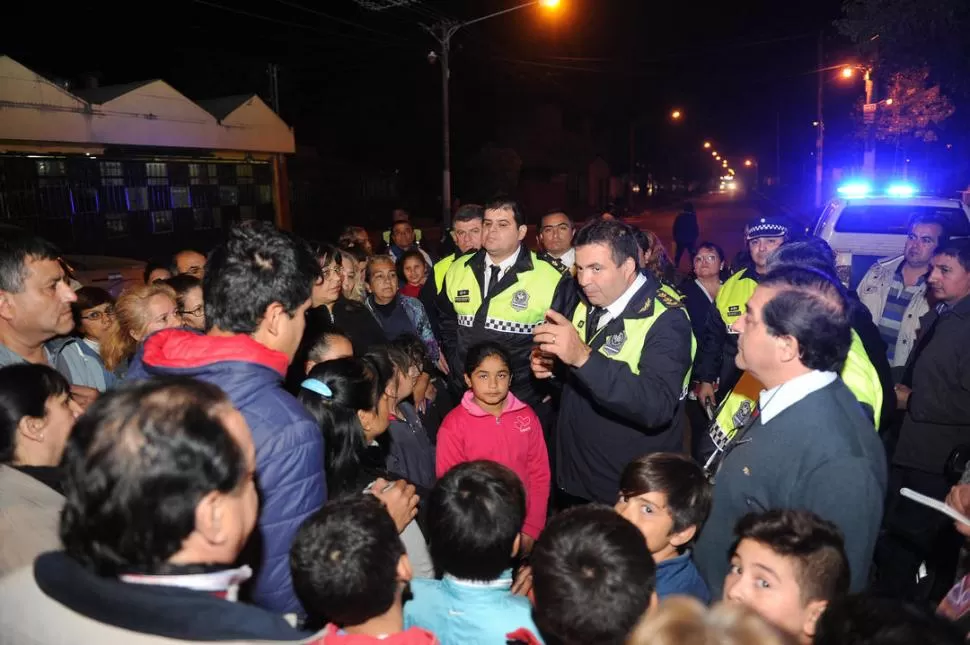 LA REUNIÓN. El comisario Rodríguez informa las nuevas medidas ante los angustiados habitantes del barrio. la gaceta / foto de héctor peralta