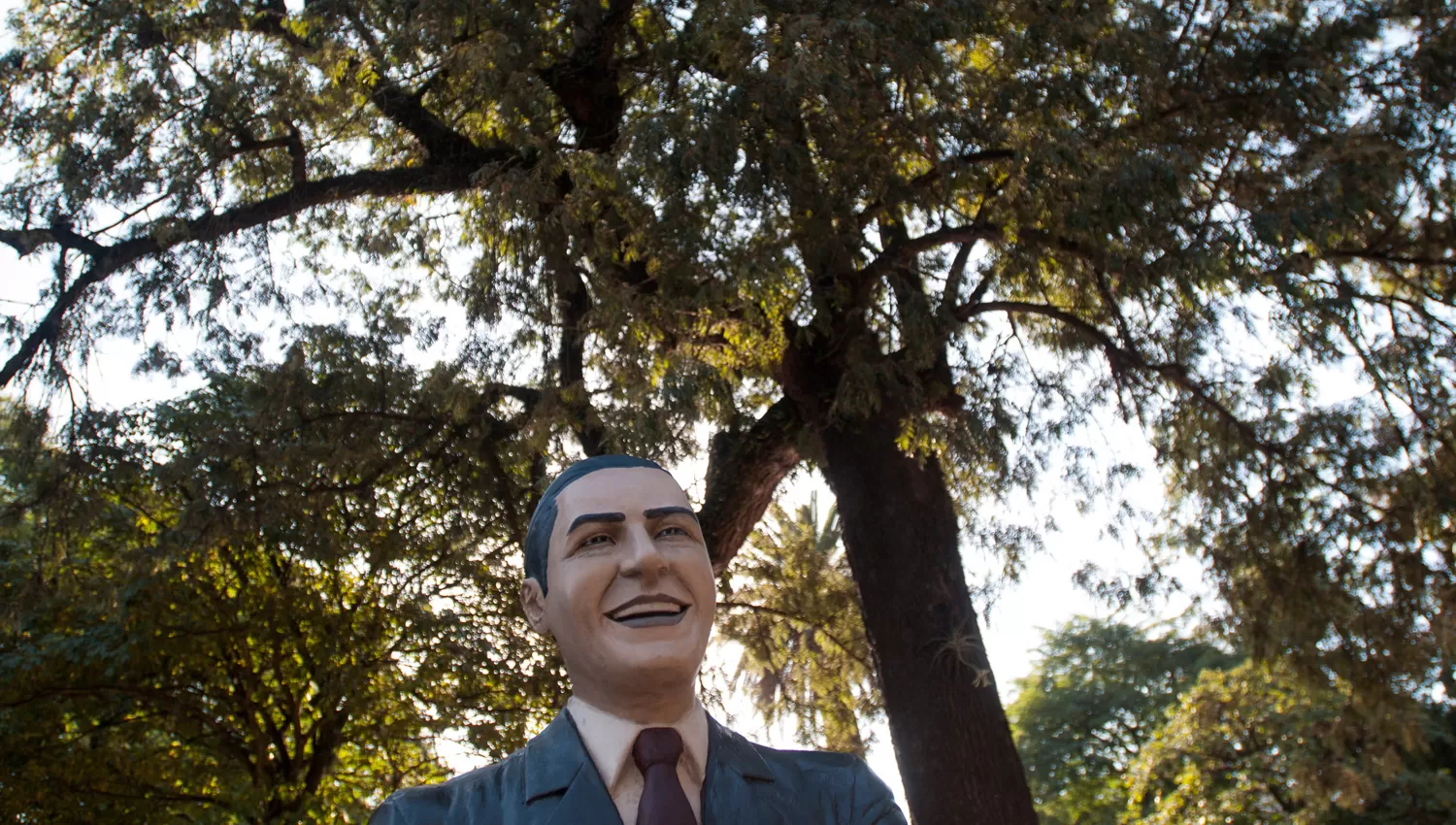 NUEVA ATRACCIÓN. Desde hace dos semanas, una estatua de Carlos Gardel convoca a los curiosos que transitan por la Plaza Urquiza. ARCHIVO LA GACETA / FOTO DE DIEGO ARÁOZ
