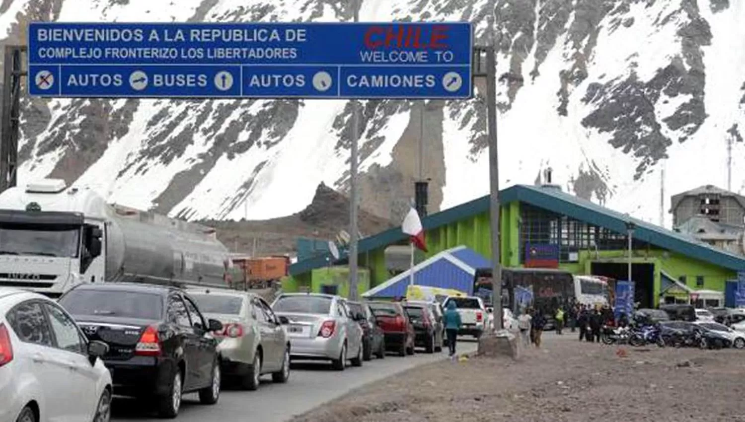 Miles de argentinos cruzan la frontera para realizar compras en Chile. FOTO DE ARCHIVO. 