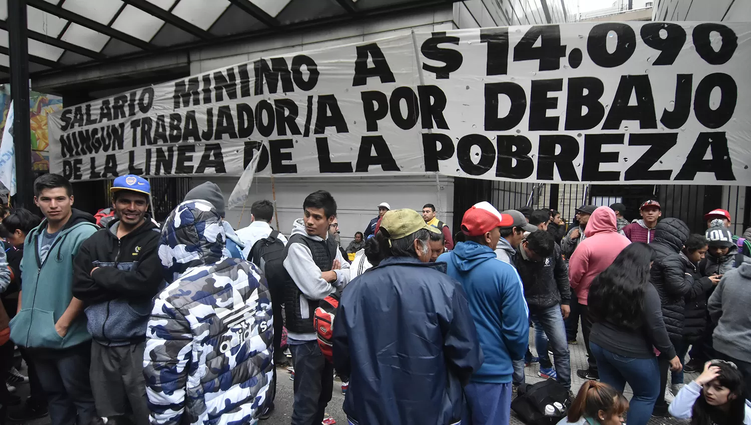 Acampe de organizaciones sociales durante la reunión por el salario mínimo, que se realizó en el Ministerio de Trabajo, en Buenos Aires. FOTO DYN. 