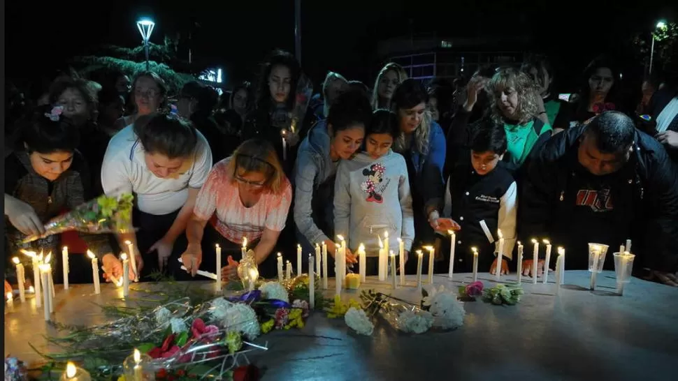 BUENOS AIRES. Ponen velas en la escuela de danza a la que iban las víctimas. clarín (Silvina Boemo)