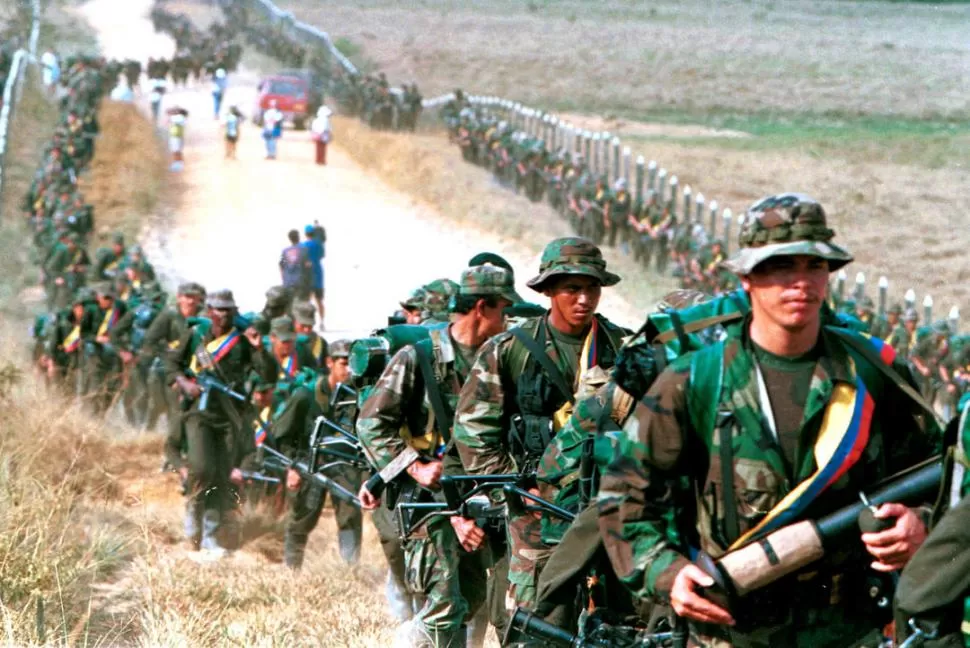 FIN DE UNA ETAPA. Las FARC surgieron en 1964, como guerrilla marxista que pretendía tomar el poder.  REUTERS (archivo)