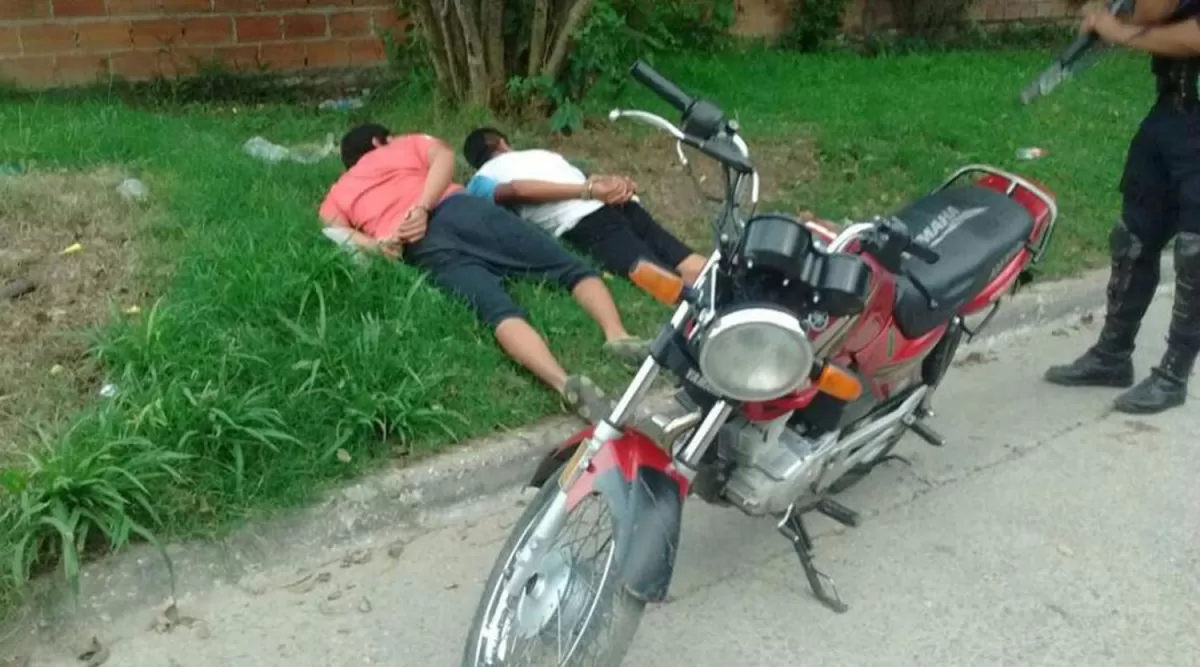 MOTOCHORROS ATRAPADOS. Dos personas acusadas de cometer delitos en moto fueron detenidos por policías. ARCHIVO