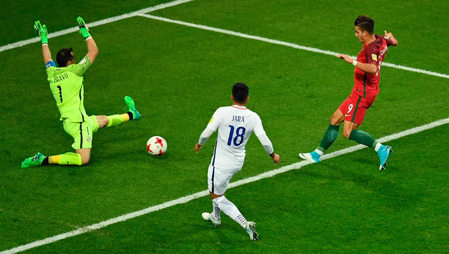 Portugal tuvo la primera gran oportunidad, pero Claudio Bravo tapó el remate de André Silva.
FOTO TOMADA DE FIFA.ES