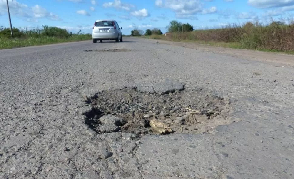 SÓLO UNA MUESTRA. El deterioro de la ruta la convierte en una carretera peligrosa para cualquier vehículo.LA GACETA / FOTO DE OSVALDO RIPOLL.-