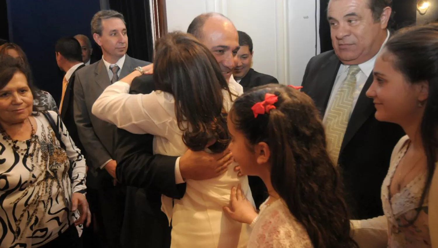 ENROQUE. Juan Manzur abrazó a sus hijas tras reasumir, por segunda vez, como vicegobernador, cargo que dejó para seguir como ministro de Salud de la Nación. LA GACETA / ARCHIVO