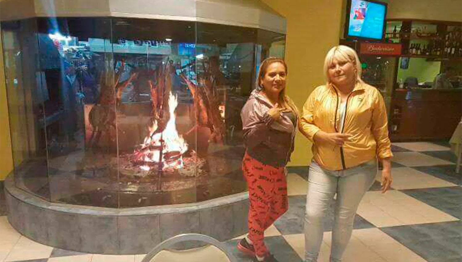 EN PUERTO MADERO. Miryam “La Negra” Soria  y Nilda “La Cabezona” Gómez se fotografiaron junto a unos cabritos a la estaca en un restaurante exclusivo. 