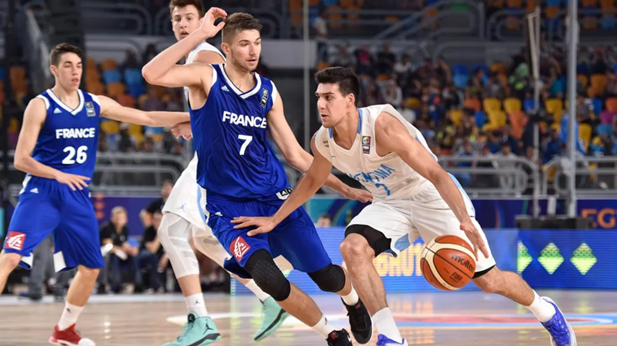 El base Facundo Corvalán (Argentina) traslada la pelota,
FOTO TOMADA D E FIBA.ES