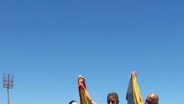 EN EL PODIO. Juárez (centro) fue subcampeón en los 5.000 metros y ayer ganó el oro en los 1.500.  