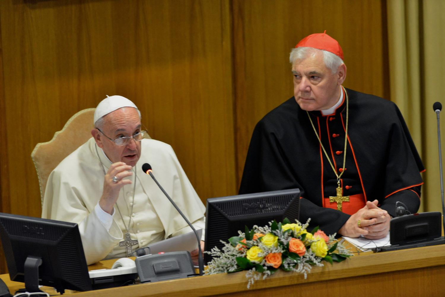 OTROS TIEMPOS. El cardenal Müller escucha un mensaje del papa Francisco. FOTO DE CHURCH MILITANT

