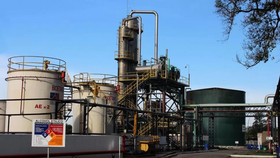 PRODUCE 150.000 M3/AÑO. La planta productora de etanol de La Compañía Bioenergética La Florida SA, en Tucumán, es la más grande de la Argentina. 