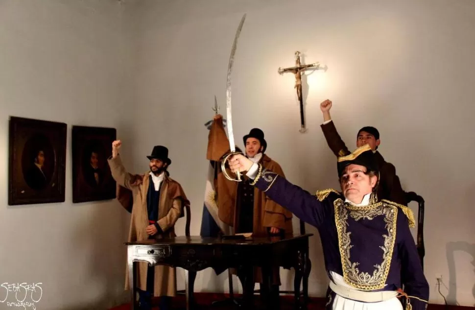 ¡SÍ, JURO!  Los actores recrean los distintos momentos de la gesta independentista, entre ellos el acto en el Salón de la Jura, en la Casa Histórica. sebassras fotografías