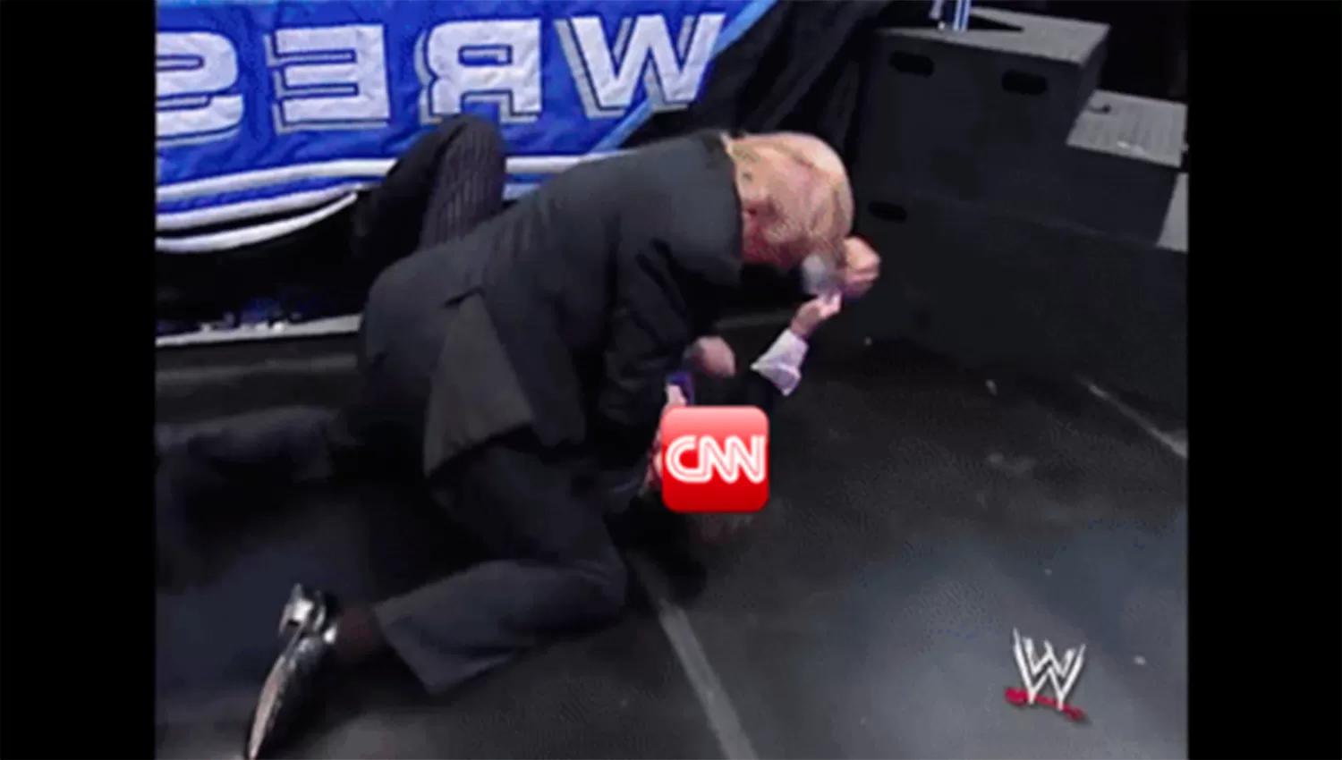 Trump redobló la pelea contra CNN con un violento e inusual video
