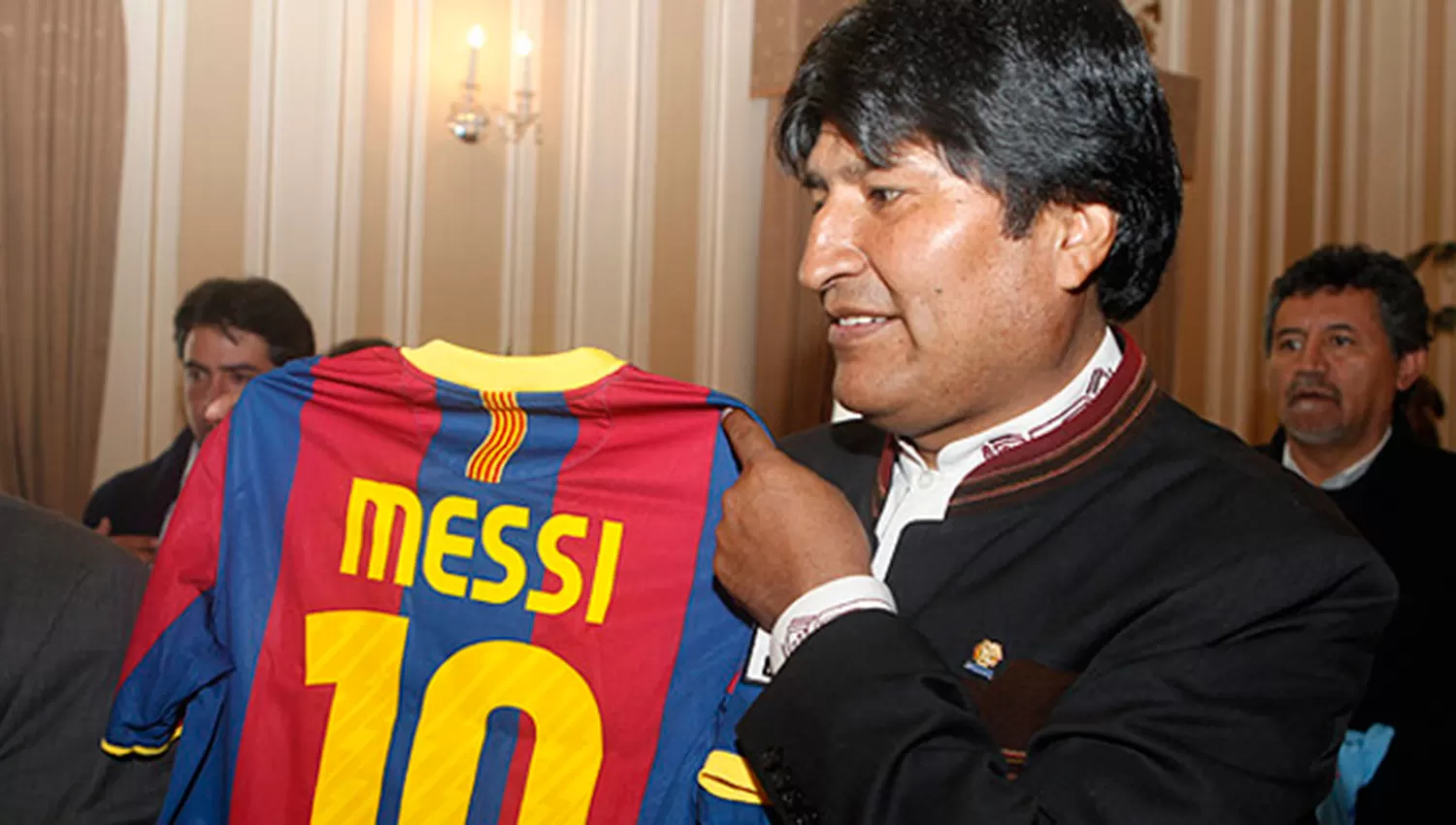 FANÁTICO. Evo Morales con la camiseta de Messi. (ARCHIVO)
