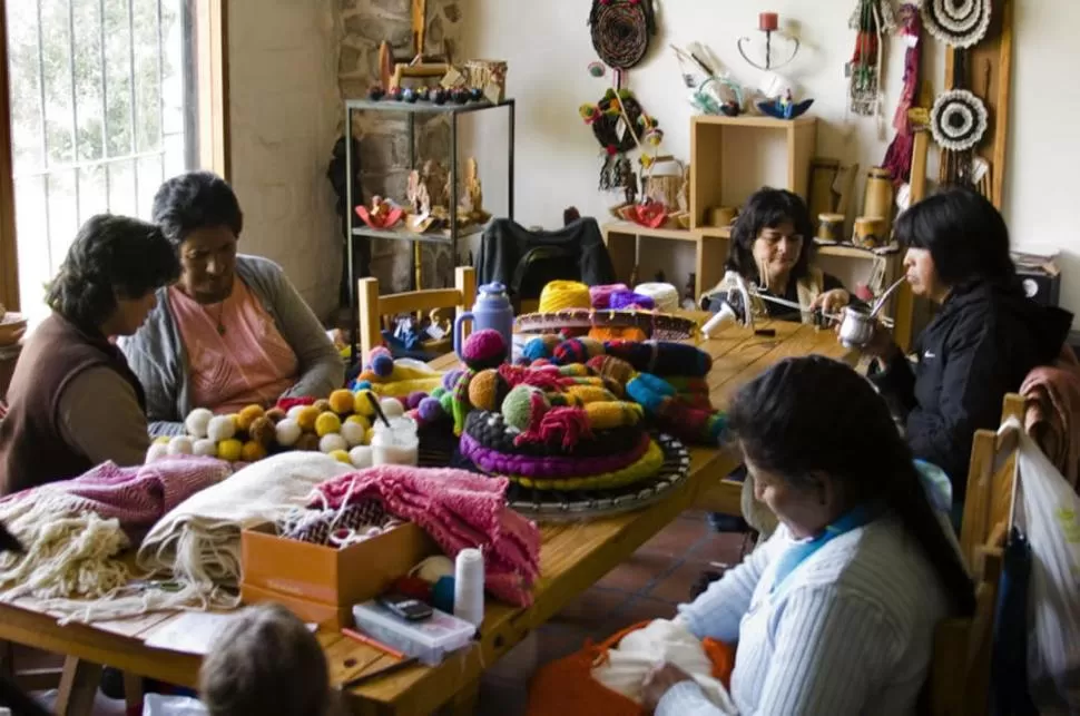 UNIDAD POR TUCUMÁN. Las tejedoras de Tafí del Valle ya pueden usar la marca para comercializar sus obras en Australia y en Francia. 