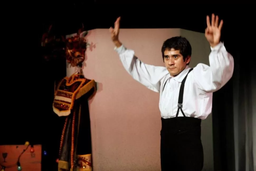 TRADICIÓN. Osqui Guzmán agrega el mundo de la cultura boliviana.  