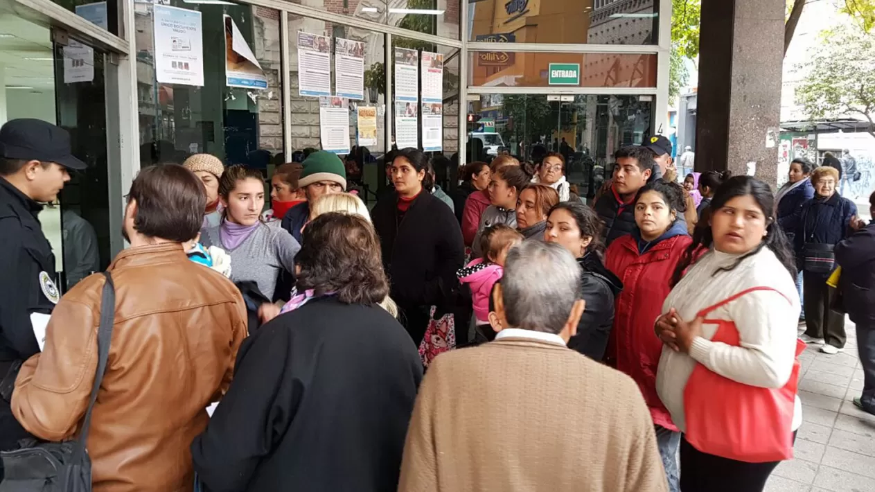 ENOJO. La gente que fue a hacer trámites se encontró con que no los iban a atender. LA GACETA / JUAN MANUEL ROVIRA