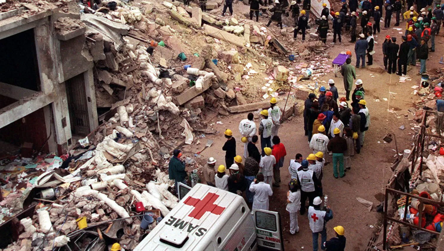 DESTRUCCIÓN. La imagen muestra cómo quedó la sede de la AMIA luego del atentado. ARCHIVO
