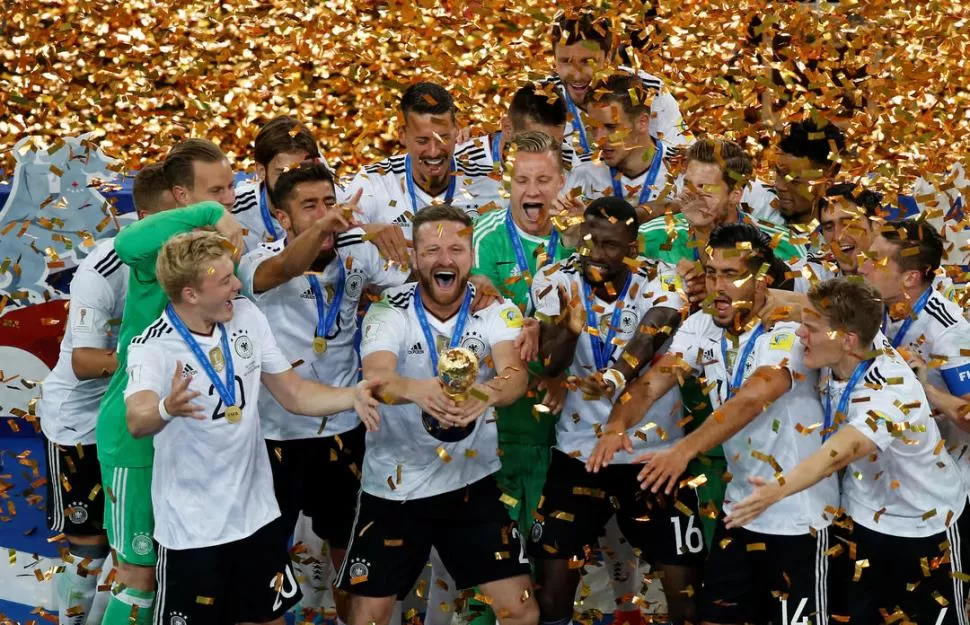 CELEBRACIÓN. Los jugadores de Alemania levantan la Copa Confederaciones luego de vencer a Chile. El equipo de Joachim Löw estuvo repleto de juveniles y aún así fue el de mejor funcionamiento en el torneo. reuters
