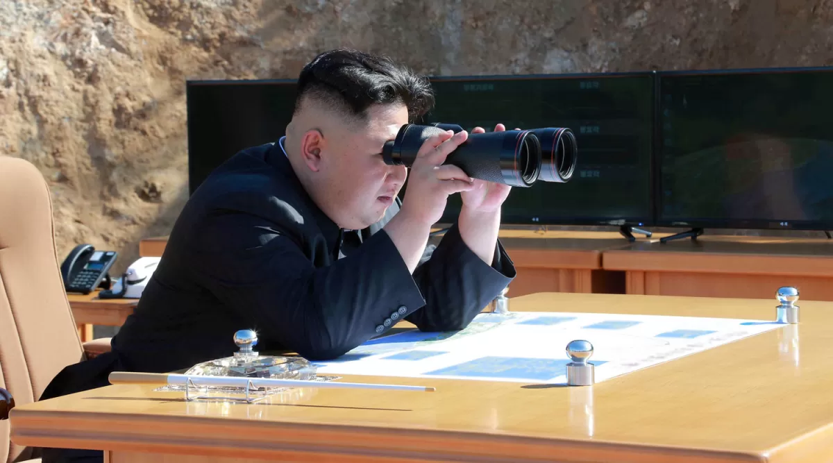 KIM JONG-UN. El líder norcoreano supervisa el lanzamiento de un misil. REUTERS