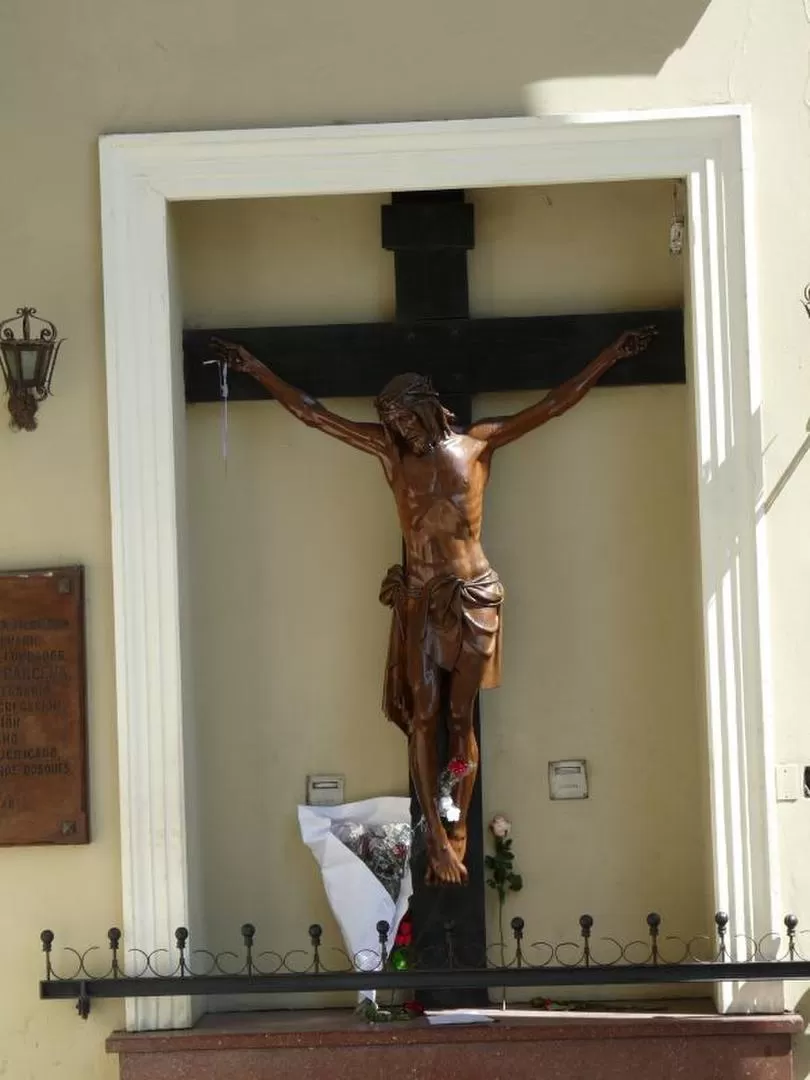 EL CRISTO QUE “LLORABA”. La talla en madera que está desde 1948 en el atrio de la Catedral. 