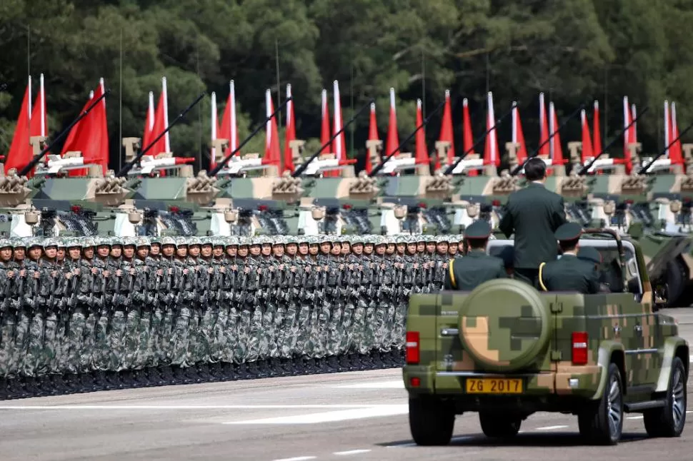EN HONG KONG. El presidente chino Xi Jinping pasa revista a las tropas del Ejército Popular de Liberación. 