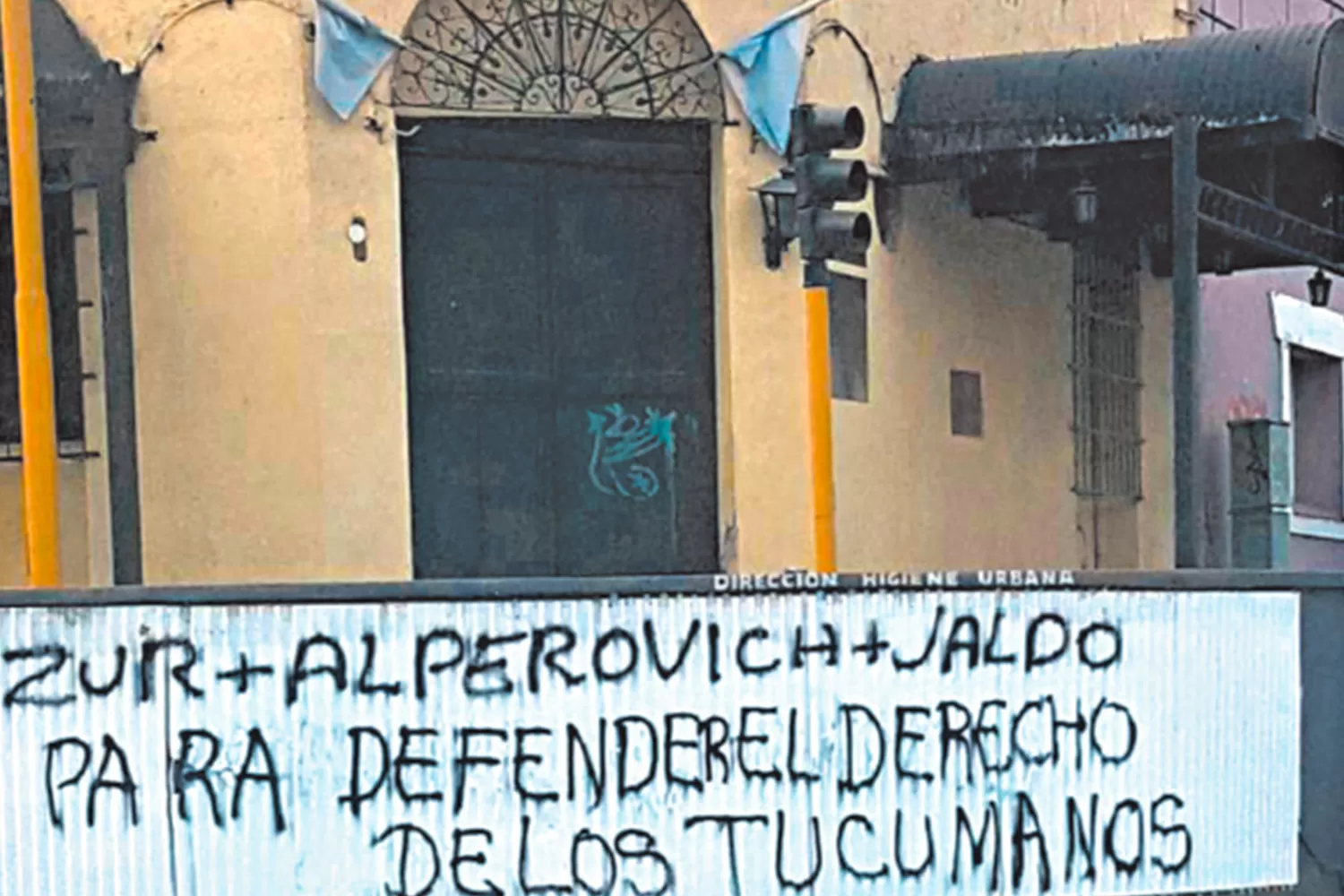 Un graffiti desató el enojo del municipio: si la política practica vandalismo ya nada se puede esperar.