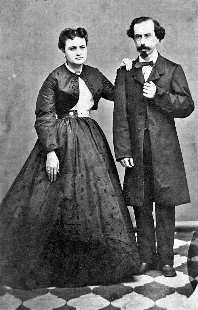 GERÓNIMO CORTES. Aparece junto a su flamante esposa, doña Agustina Bascary, en esta foto tomada en Tucumán por Ángel Paganelli. 