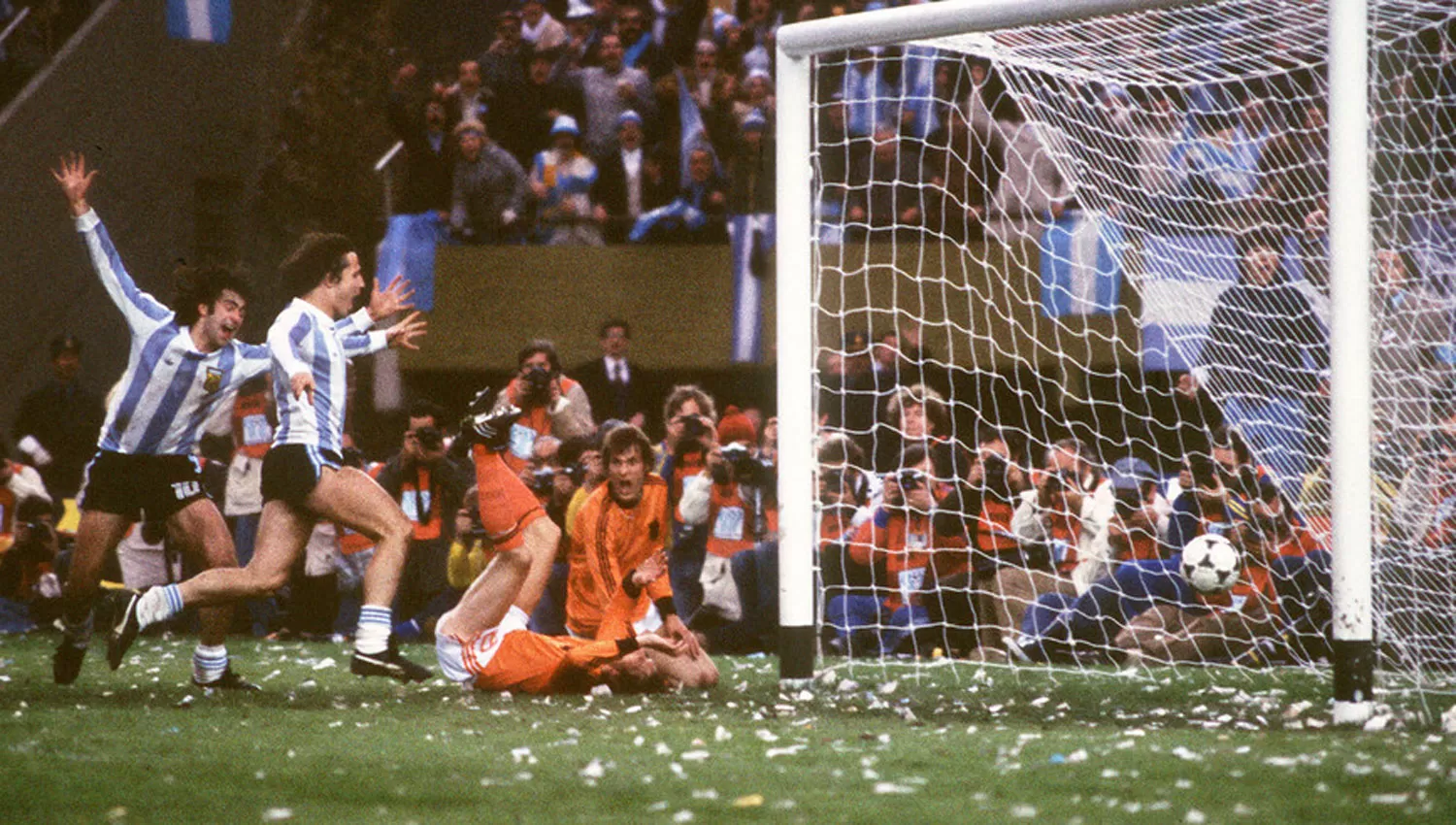 DETALLE. Kempes celebra su segundo gol contra Holanda; los arcos tienen la base pintada de negro. FOTO TOMADA DE CLARÍN