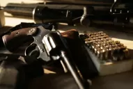 Hay más de 30.000 armas en el mercado negro, y la mitad de ellas salieron de una oficina policial