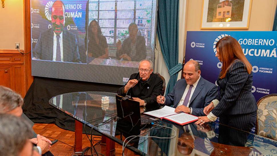 El gobernador y el arquitecto Pelli firmaron el contrato para la construcción del complejo