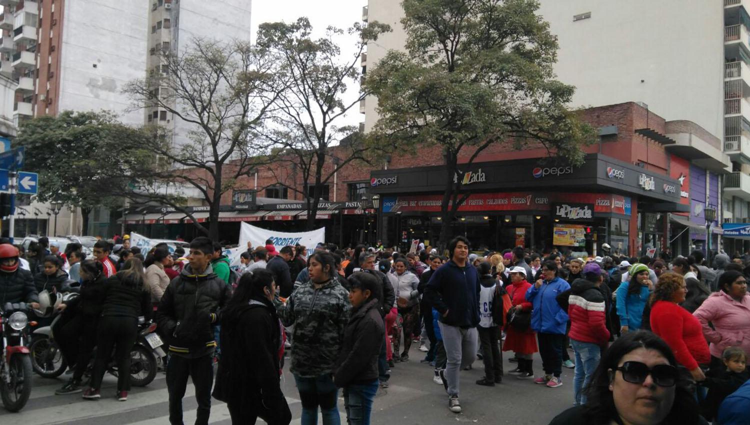 PIQUETE. Manifestantes cortan el tránsito en 24 y 25. LA GACETA / FOTO DE JULIO CORONEL