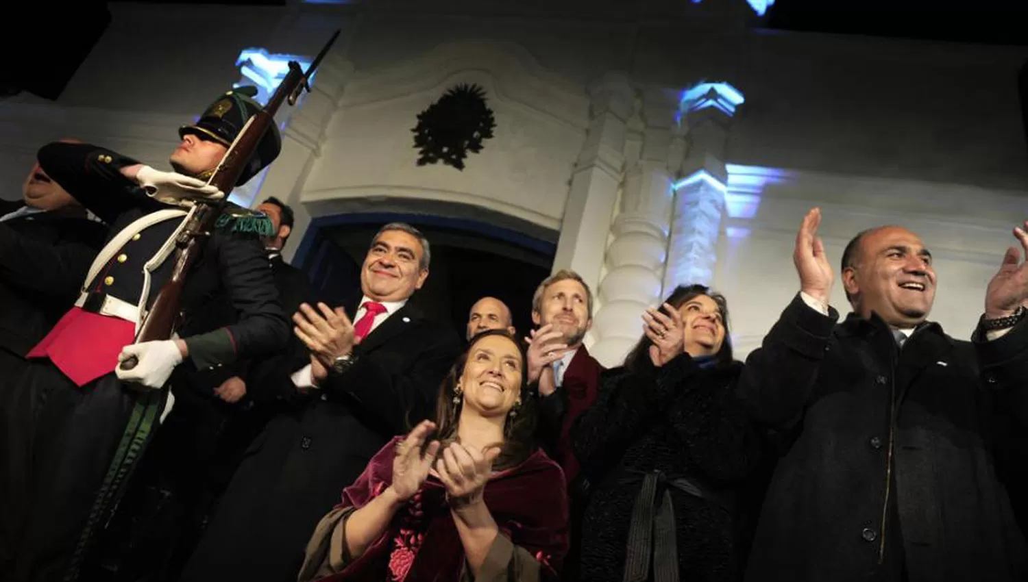 EL AÑO PASADO. Michetti, flanqueada por el intendente Alfaro y el gobernador Manzur durante los festejos por el Bicentenario. ARCHIVO