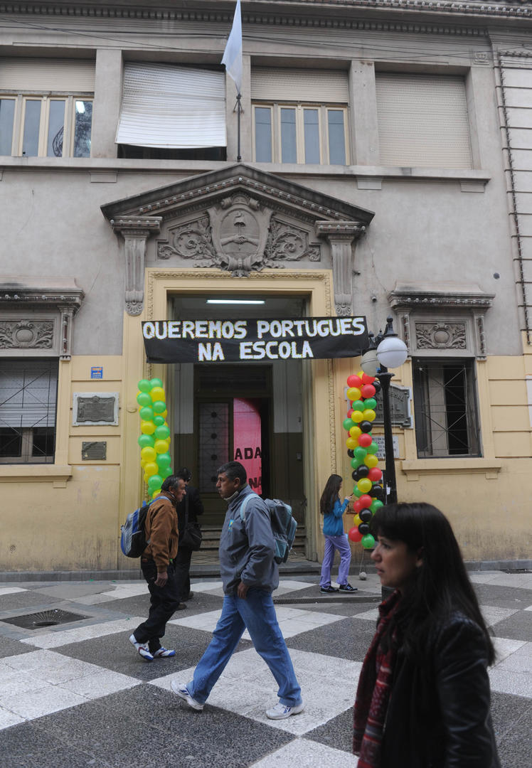REAFIRMACIÓN. Los alumnos de Portugués pusieron un gran cartel en la entrada para reflejar su postura. LA GACETA / FOTO DE ANTONIO FERRONI.-